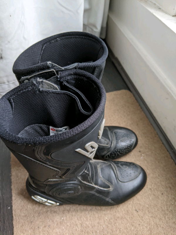 pull on brown leather boots